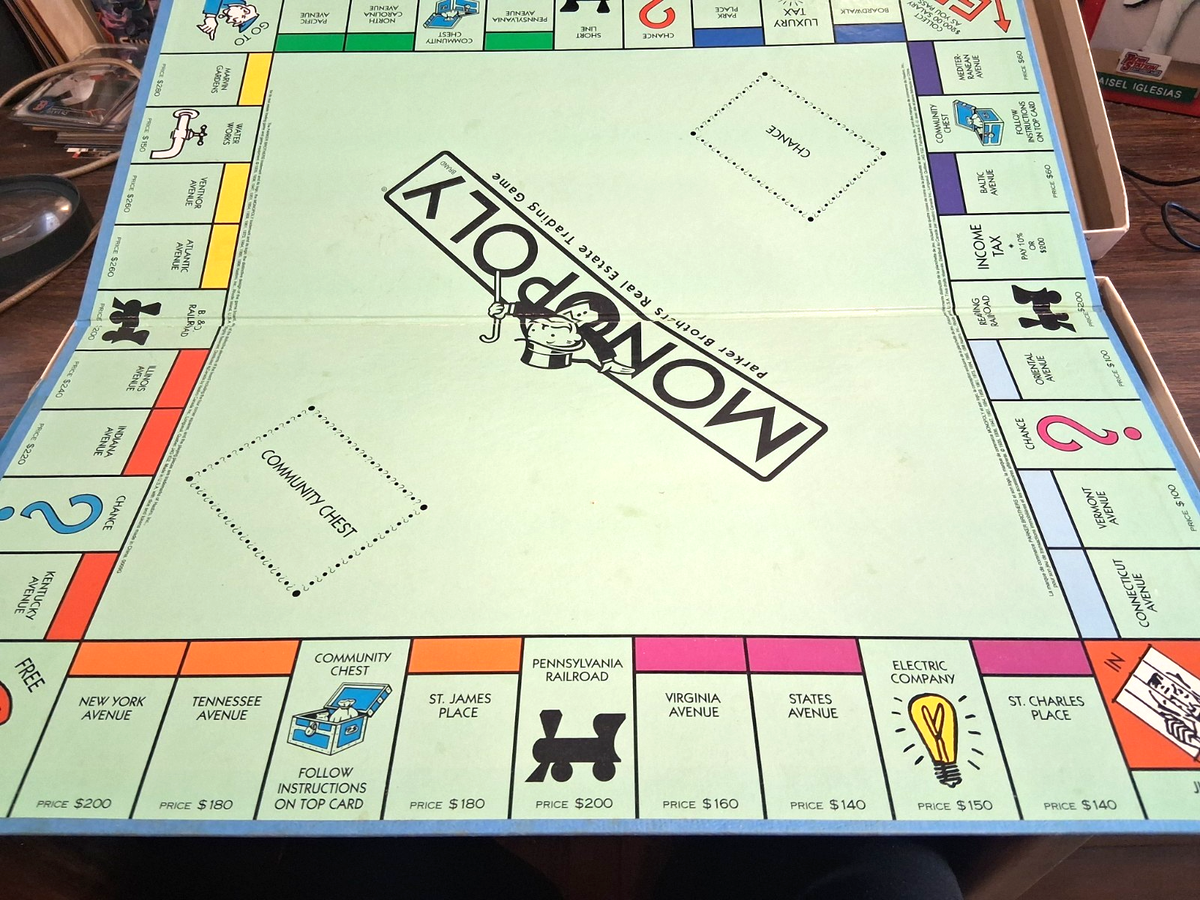 VINTAGE 1998 MONOPOLY Classic Board Game Parker Brothers 90's