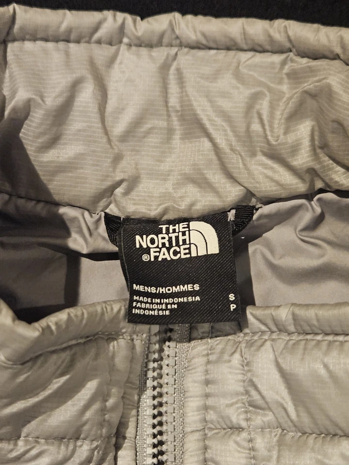 Chaqueta acolchada North Face Thermoball gris aislada cremallera completa para hombre pequeña Foto 3 de 4