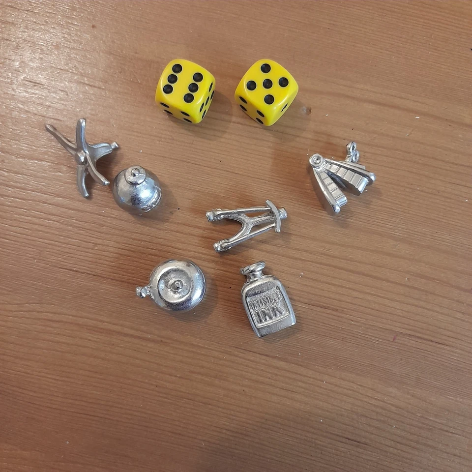 2017 HASBRO WINNING MOVES BEANO CLUEDO - THE CLASSIC MYSTERY GAME - Image 3 of 4