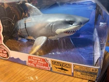 Zuru Robo Alive Great White Shark Eyes Light Up Swims Stalks Real Life Robo Pet