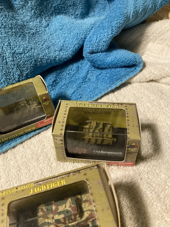 Boxed Mini Tanks - Image 3 of 4