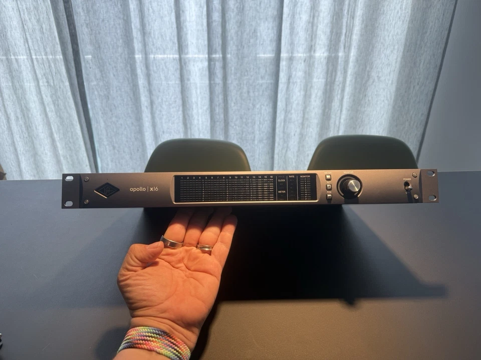 Universal Audio Apollo x16 Heritage Edition (2021) – Top – OVP – Netzteil