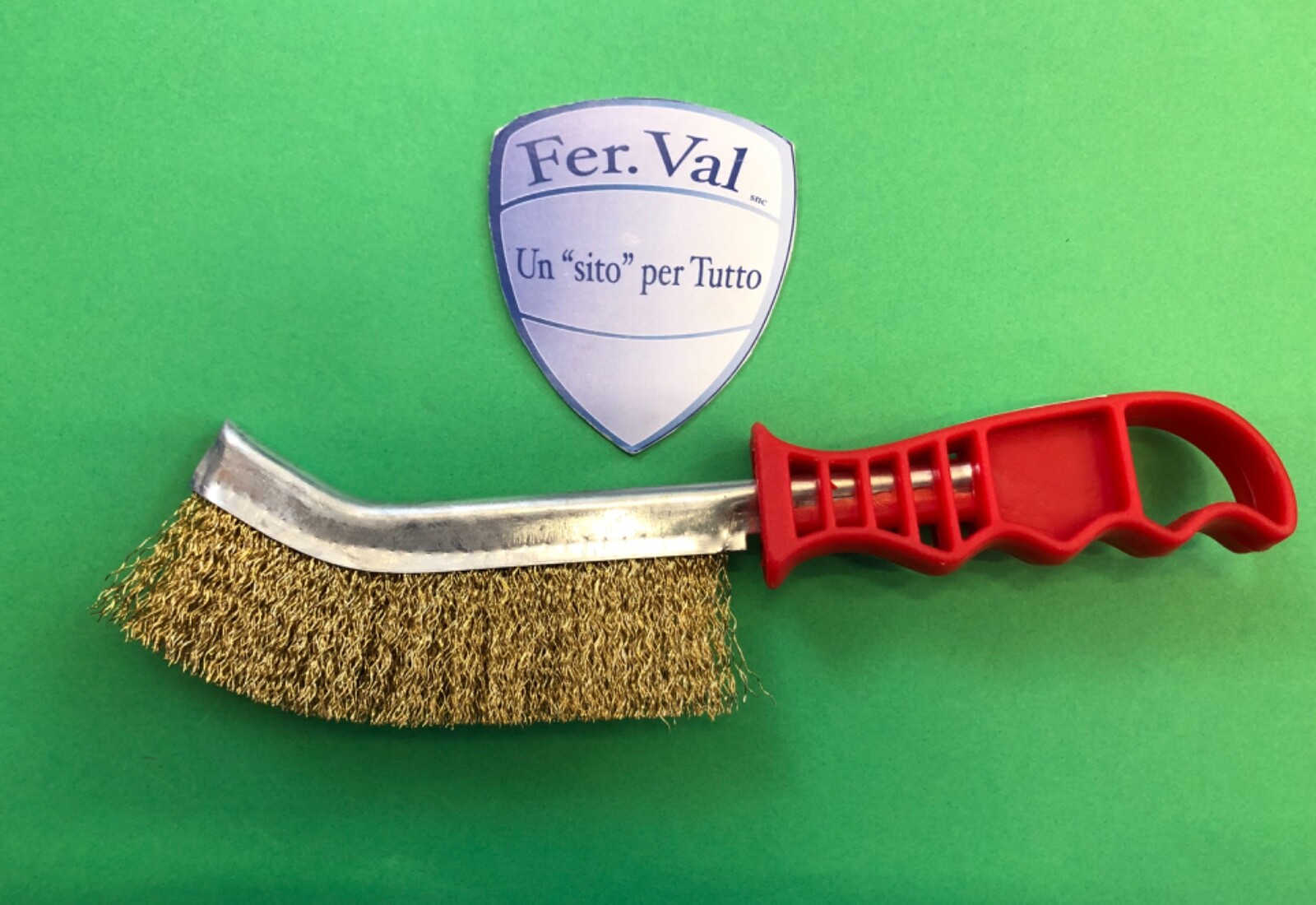 SPAZZOLA CON SETOLE IN FERRO ONDULATO MANICO IN PLASTICA MANICO ROSSO COD.86531