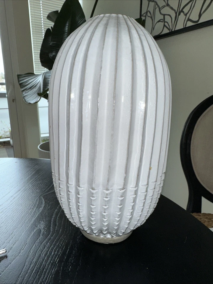 Precioso jarrón West Elm retirado blanco 14 pulgadas de alto resistente 14x8 decoración del hogar Foto 2 de 4