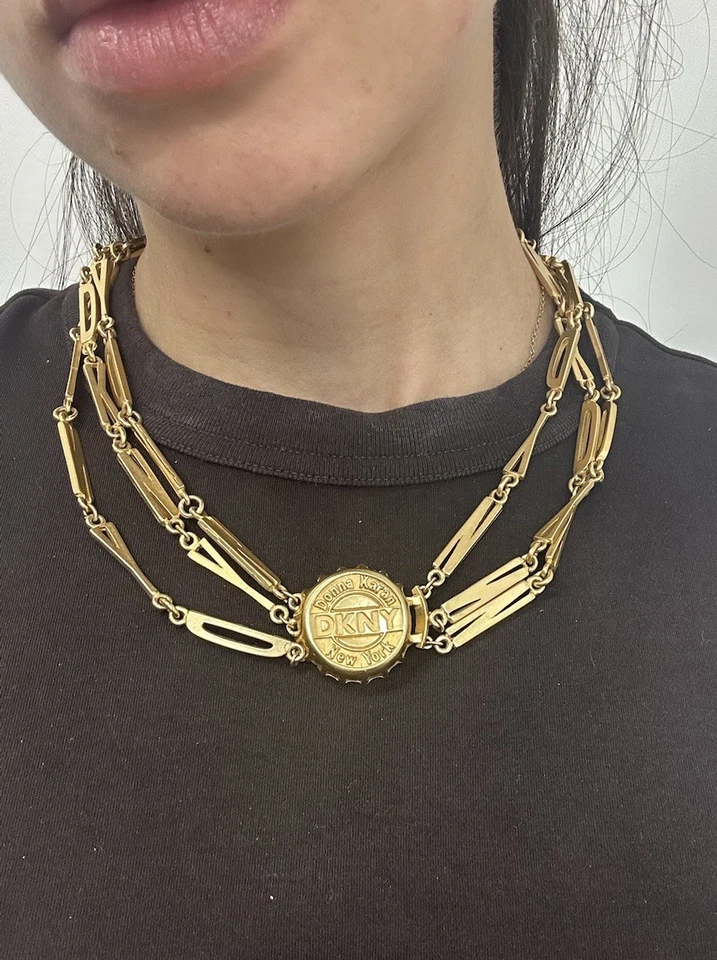 Collar vintage DKNY 80’s RARO tapa botella en capas deletreado tono dorado para mujer’s Foto 3 de 4
