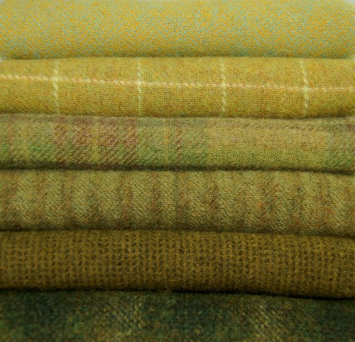 TAPPETO TINTO A MANO GANCIO LANA tinto in mulino ~ "SCOMMETTI LA TUA DOLCE ERBA" (6 pz. collezione) - Foto 1 di 12