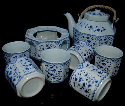 Teeservice mit Stövchen..8-eckig..Blau -Weiß...Blumenmuster..6 Personen..9 Teile