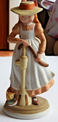 Vintage Holly Hobbie Creation Porcelain Figurine Girl Cat Water Pump 1974 8''