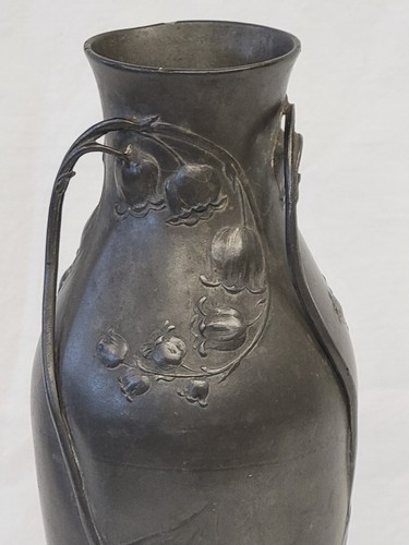 Jarrón antiguo de peltre con lirios Kayserzinn "4312" Art Nouveau de 1900 - Imagen 2 de 8