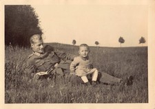 Soldat sitzt mit seinem kleinen Mädchen in der Wiese Foto 2. Weltkrieg Wehrmacht