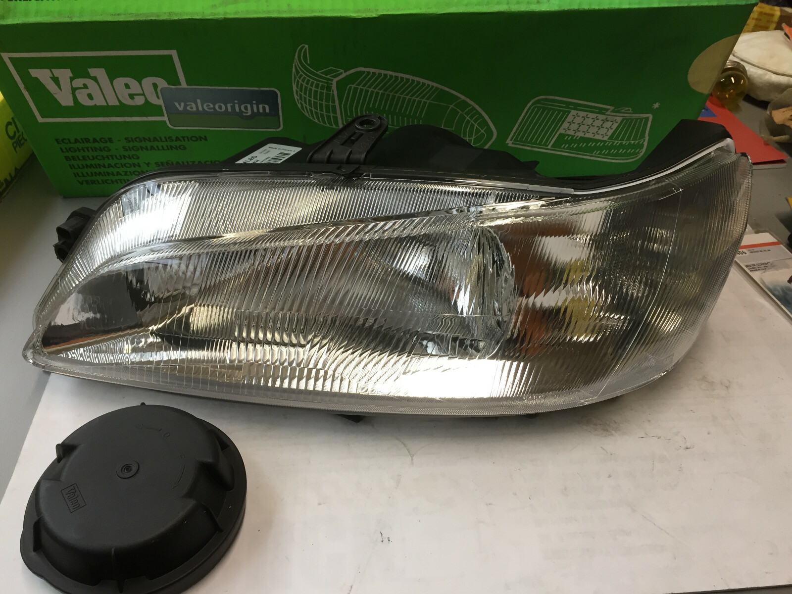 Phare gauche Peugeot 306 cassé ? Remplacez-le par l'optique H4 Valeo 086624