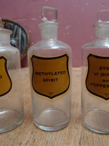 4 ANTIQUE CHEMIST SHOP BOTTLES ORIGINAL SHIELD SHAPED LABELS & GLASS STOPPERS - Foto 4 di 9