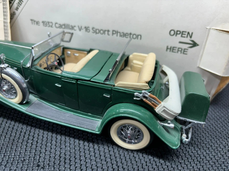 Danbury Mint ~ 1932 Cadillac V-16 Sport Phaeton  ~ Scale  1:24 ~ w/Box  *damaged - Image 3 of 4