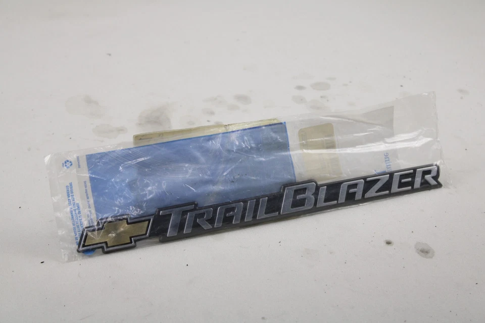 ¡Nuevo! Chevrolet Trail Blazer 2002 2003 2004 carrocería lateral puerta delantera emblema insignia OEM Foto 2 de 4