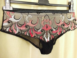 ropa interior rosa clara