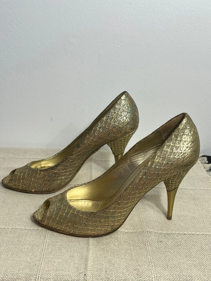 Miu Miu Tacones Peep-Toe de Cuero de Serpiente Dorado, Talla 38 (US 8) - Hecho en Italia Foto 4 de 4