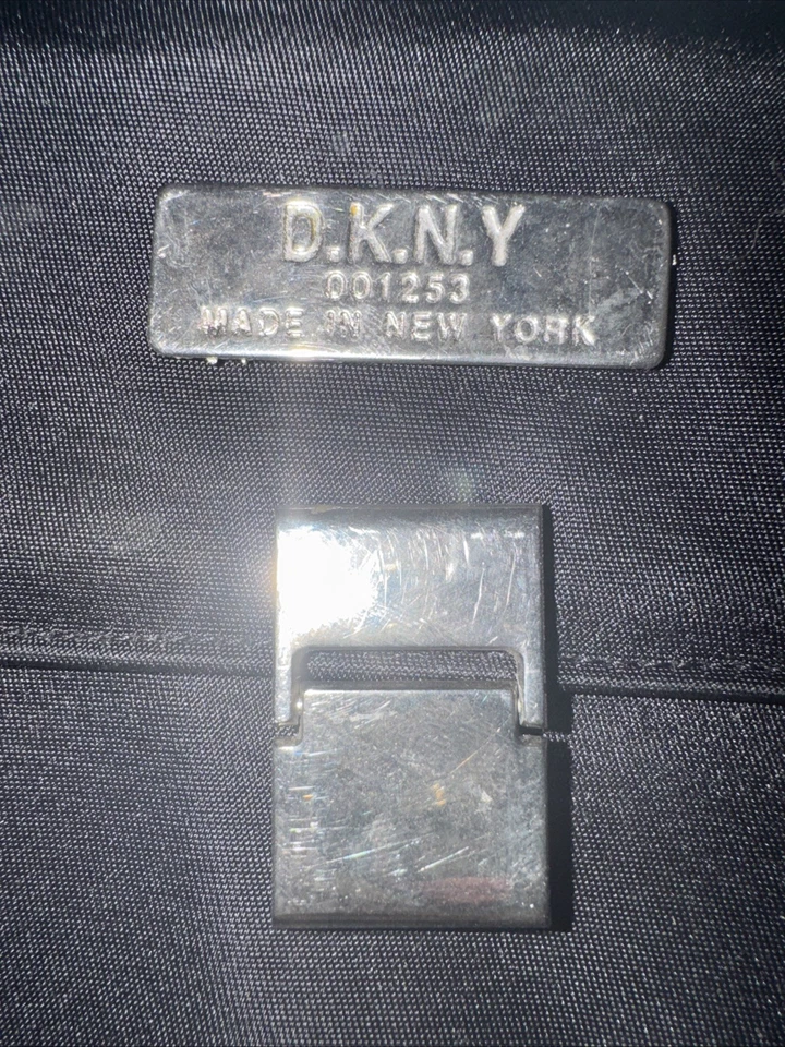 Cartera DKNY Donna Karan de lona negra con broche de presión plateado. Foto 4 de 4