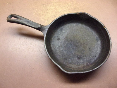 Vintage WAGNER'S 1891 'V' Original Cast Iron 8'' Skillet in Good Condition