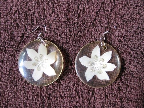 LUCITE FLOWER DISC EARRINGS, VINTAGE - Picture 9 of 9