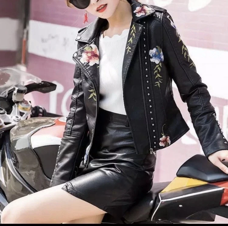Jaqueta de couro sintético feminina Goth Rock floral bordada preta vegana Moto Crop P - Imagem 4 de 4