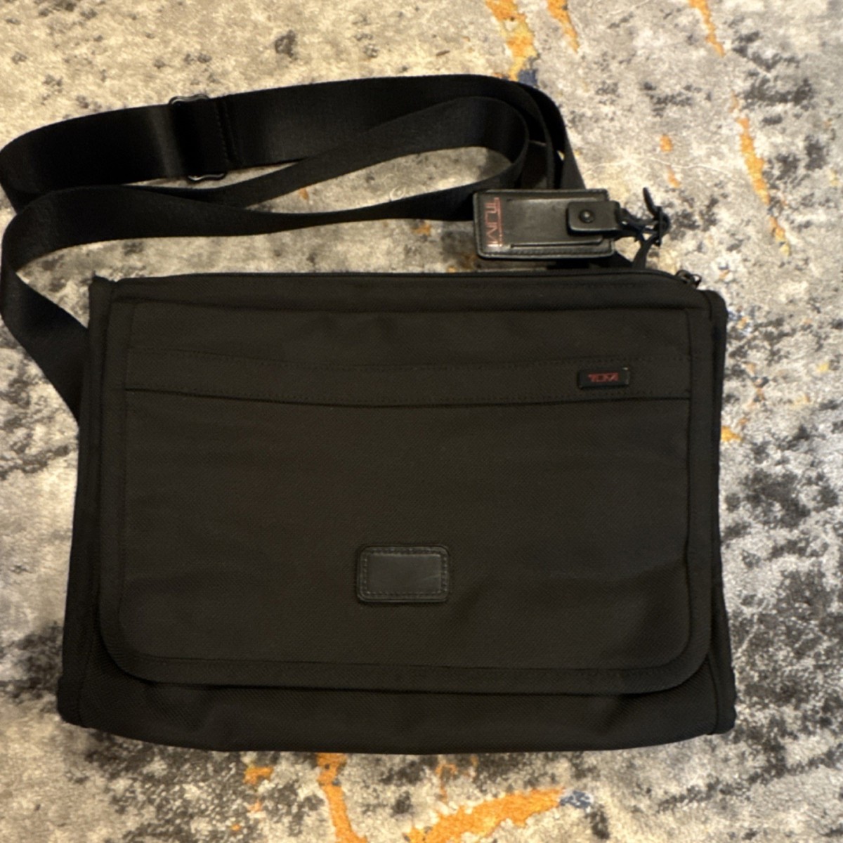Tumi Alpha  Black Zip Messenger Bag Adjustable Strap Inner Pockets Men's Classic