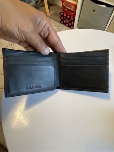 Cartera Calvin Klein Immaculate Gentleman’s de cuero negra plegable. - Imagen 10 de 17