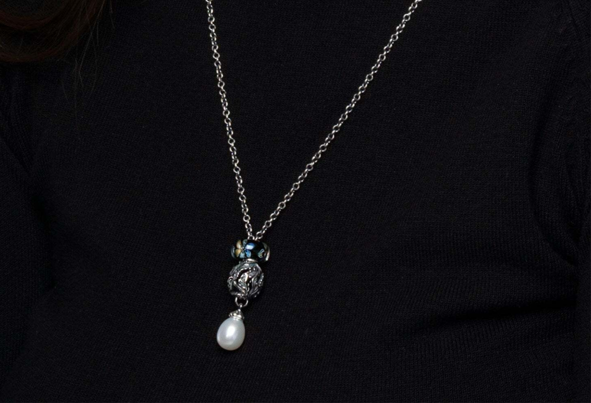 Jeulia Collar mariposa de plata de ley con piedra de madreperla