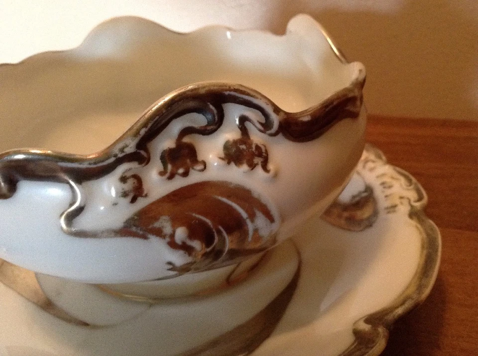 Antiguo tazón de salsa de salsa blanca y dorada JPL Francia con plato adjunto Foto 3 de 4