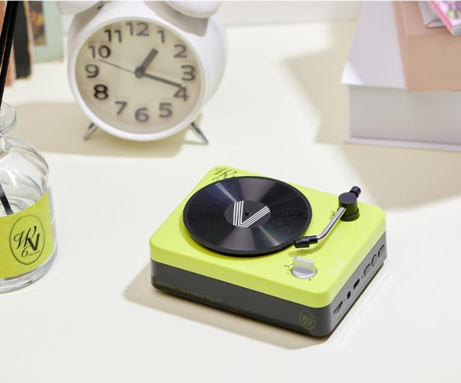 WayV 6TH ANNIVERSARY OFFICIAL GOODS MD TURNTABLE BLUETOOTH