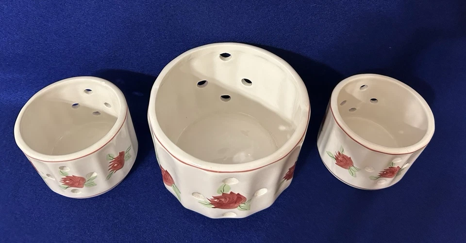 Contenedores Abiertos Juego de 3 Flores Rojas Una 4"T 4"D Dos 3"T 3"D Foto 2 de 4