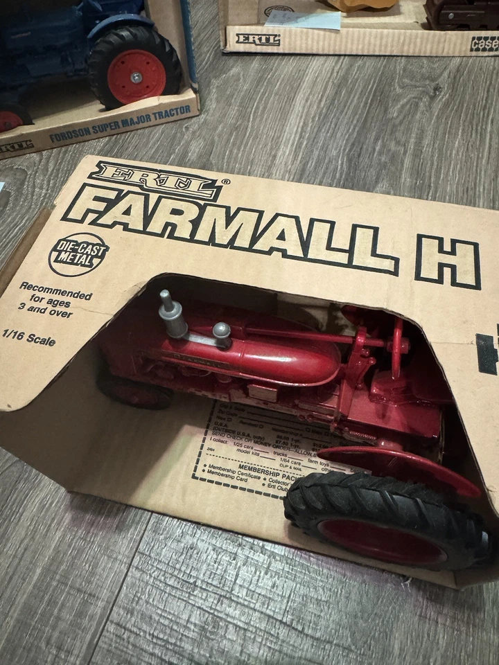 Nuovo con scatola ERTL Farmall H 1:16 - Immagine 2 di 4
