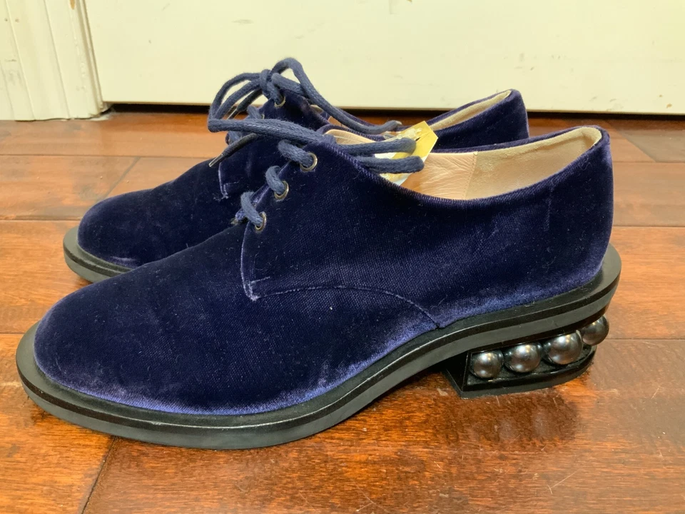 Zapatos Oxford Nicholas Kirkwood Azul Terciopelo Negro Perla Tacón, Talla 7.5 | 37.5 Foto 4 de 4
