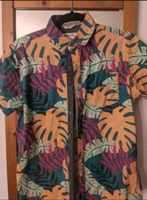 Free Planet men button Up collared Short Sleeve Hawaiian Medium