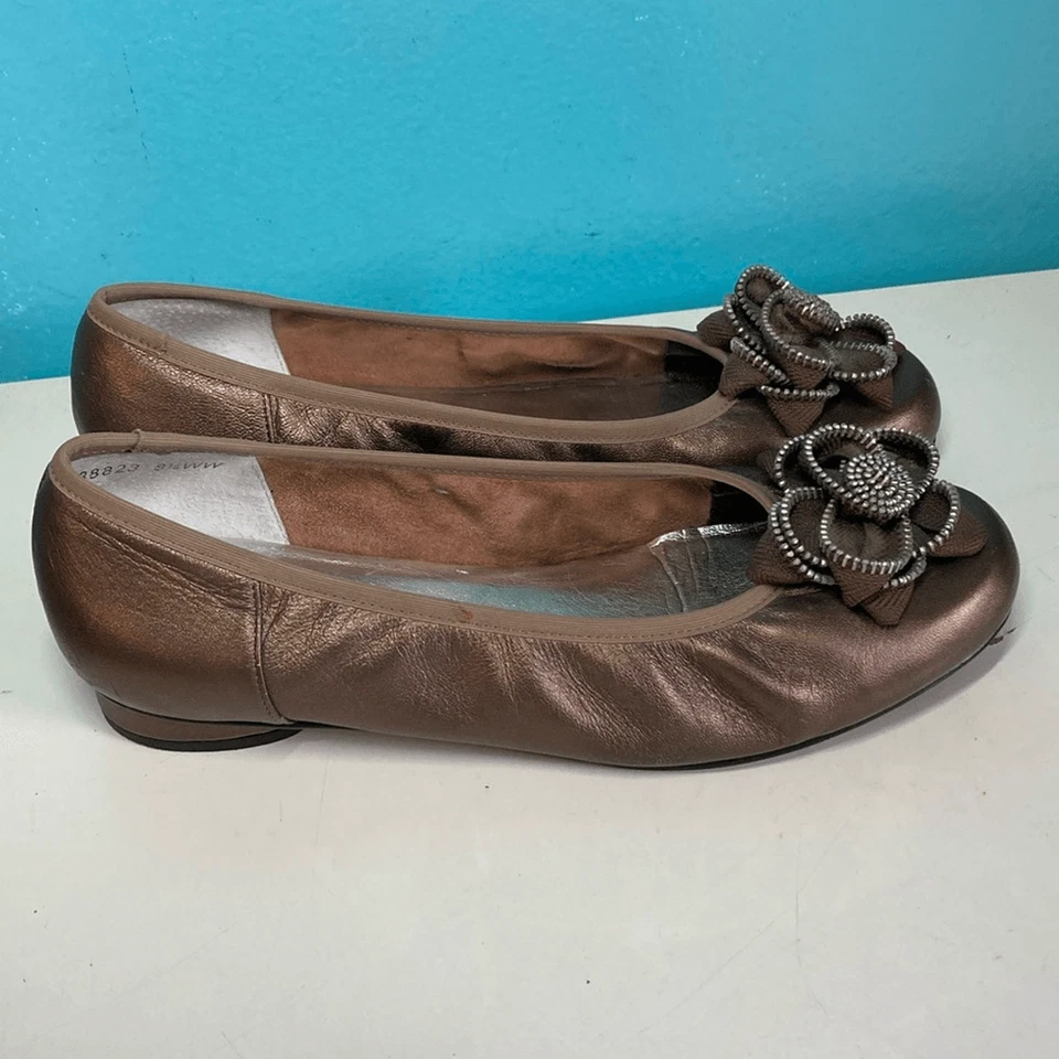 Fitzwell Marrón Metálico Pisos 39 Mujer Talla 8.5 WW Sin Cordones y Decoración Floral Foto 2 de 4