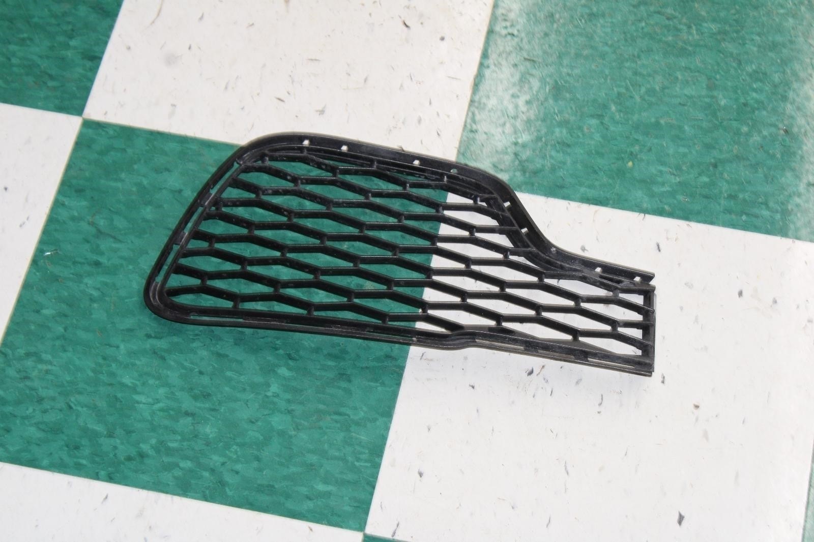 14-17 GHIBLI Passenger RH R Lower Bumper Grille Insert Grill OE Factory Original