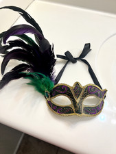GRACEFUL PEACOCK MARDI GRAS MASQUERADE MASK WITH FEATHERS