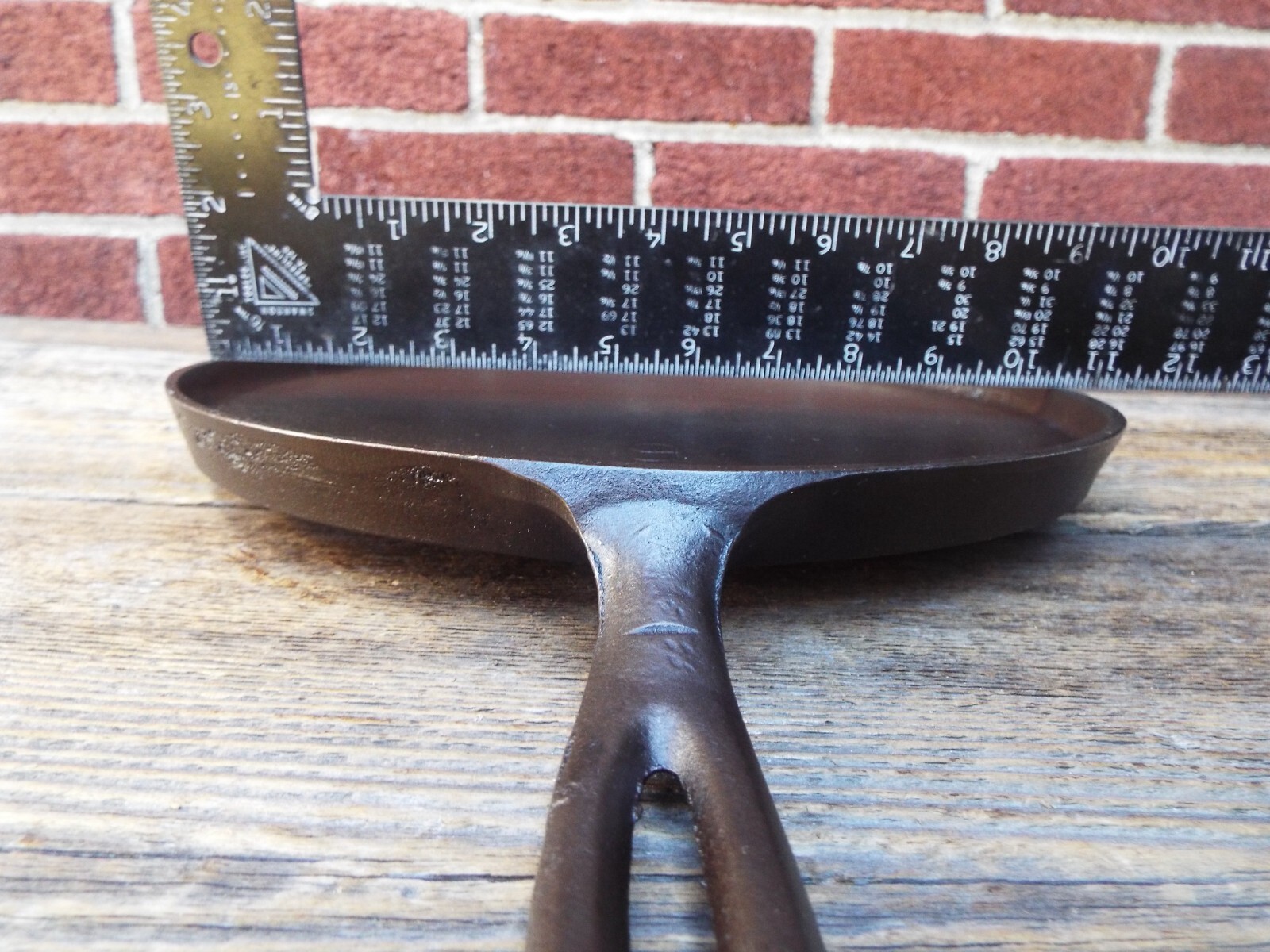 Unmarked Favorite 9 / 101/4" Cast Iron Round Handle Griddle, restored