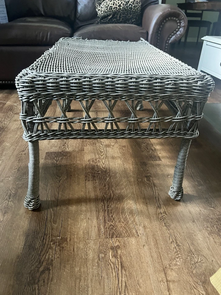 Mesa de mimbre gris Foto 2 de 4