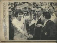1976 Press Photo Jimmy Connor Wave Check Chief Umpire Tennis Match Austrailian