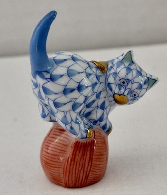 Herend CAT SEATED ON YARN BALL. Blue+White Fishnet. 24K Paws
