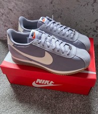 UK 9.5 - Nike Cortez TXT ' tono grigio/bianco