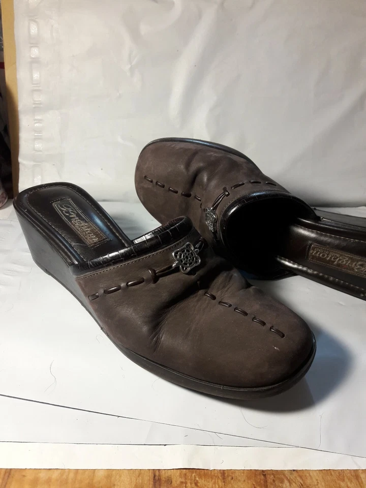 Tacones de cuña y mulas Brighton de gamuza nobuck negro Italia 8 1/2M Foto 2 de 4