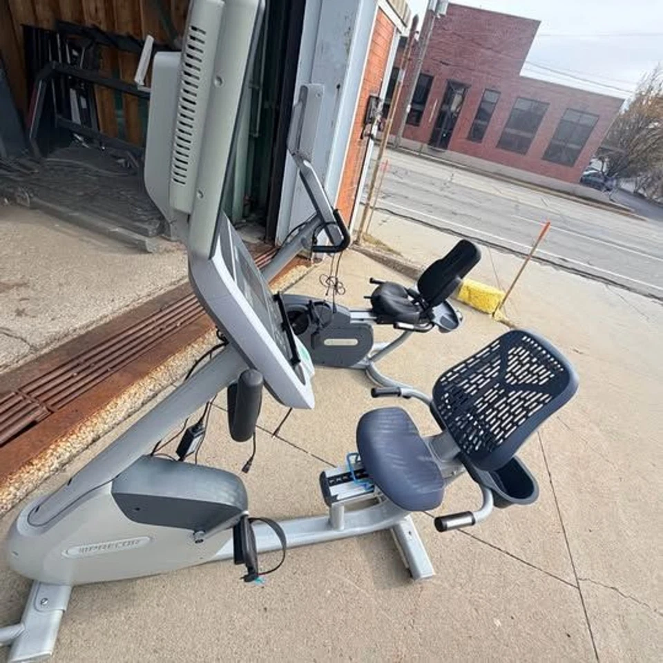 Precor RBK615 Bicicleta Estacionaria Vertical Bicicleta de Ejercicio Asiento Flexible Aire Consola de TV Foto 2 de 4