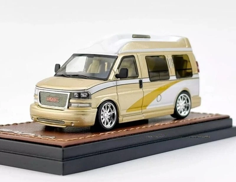 GMC Savanna - Travel Business Edition - gold - GOC 1:64 - Immagine 2 di 4