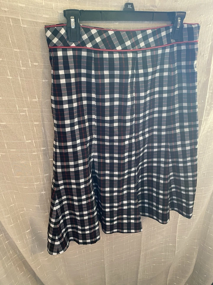 Saia John Paul Richard tamanho 8 preto e branco e vermelho xadrez férias longas - Imagem 3 de 4