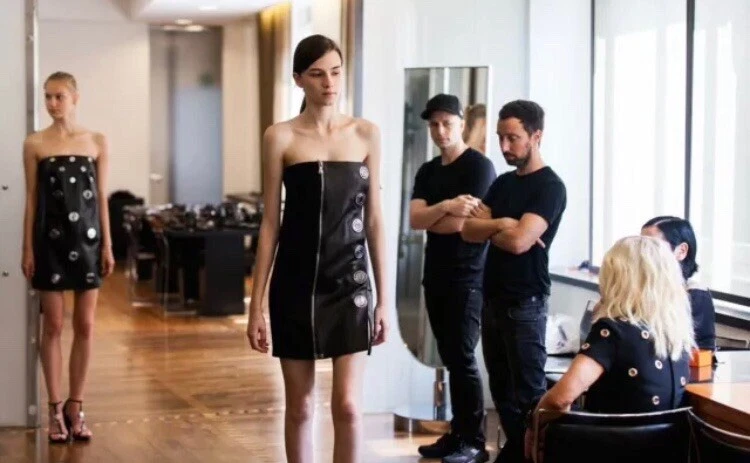 $2 195 VERSUS VERSACE Abito con bottoni di leone in pelle nera Made In Italy