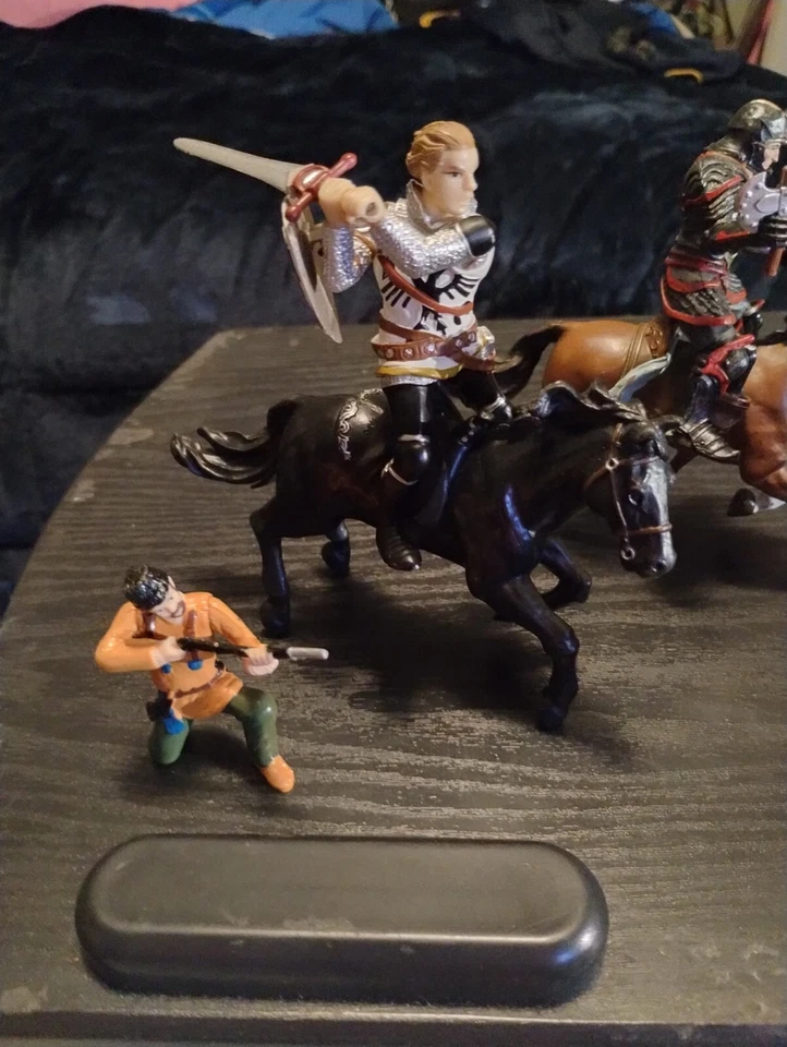 Lote de 11 figuras de acción Papo Medieval Caballeros y Caballos Dragones + Misceláneas Foto 2 de 4