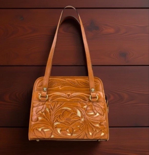 Cartera de cuero Patricia Nash Brunna recortada con base metálica de coñac Foto 2 de 4