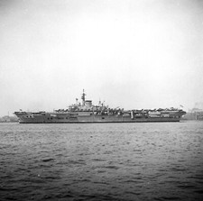 Négatifs 6 x 6 N&B du porte-avions HMS "Ark Royal" (R 09) à New York en 1961