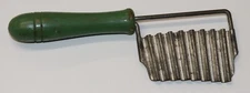 Vintage Wavy Crinkle Vegetable Cutter potato Slicer kitchen decor Green Handle